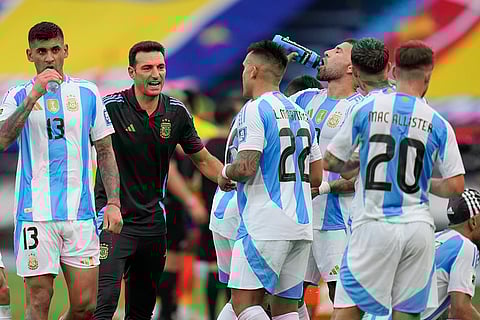 2026 FIFA World Cup Qualifying, Colombia vs Argentina: Argentina's coach Lionel Scaloni, center, talks to players